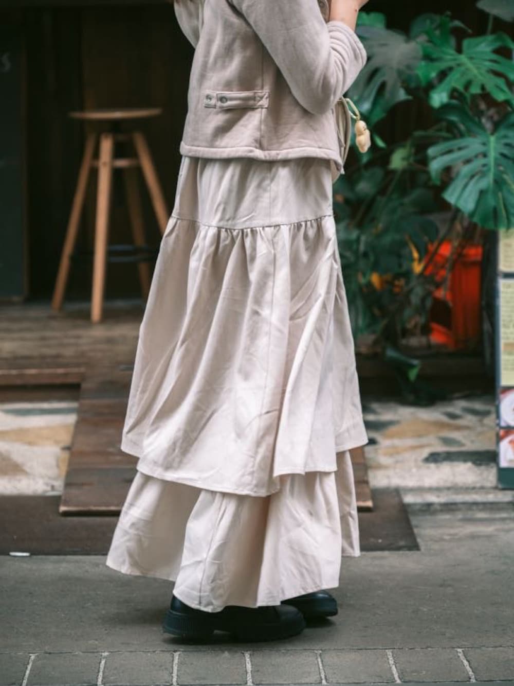 「秋っぽコーデ更新中、淡色コーデ、低身長女子、カーディガンコーデ、オトナガーリー、デートコーデ、agnes b.、JUNOAH、lawgy、ワンピース、大人カジュアル、カジュアル、お洒落さんとつながりたい、カフェコーデ、オトナカジュアル」｜「JUNOAHのバックリボンニット+ティアードフレアキャミワンピースset[高身長サイズMT/低身長サイズS有り]（ワンピース、ホワイト系）」を使った、ayame🐰低身長女子コーデ♡さん（骨格ウェーブ・レディース・152cm）の秋コーディネートの3枚目の写真