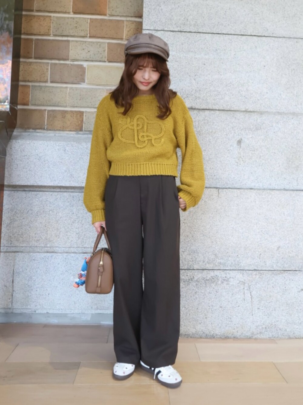 「ブラウン、秋カラー、秋コーデ、シンプルスタイル、ニット、低身長女子、低身長コーデ、カジュアルコーデ、adidas originals、LIAN、UNIQLO、ユニクロ、スニーカーコーデ、骨格ウェーブ、オトナカジュアル」｜「LIANの透かしあみロゴ刺繍ニット（ニット/セーター、イエロー系）」を使った、ayame🐰低身長女子コーデ♡さん（骨格ウェーブ・レディース・152cm）の秋コーディネートの2枚目の写真