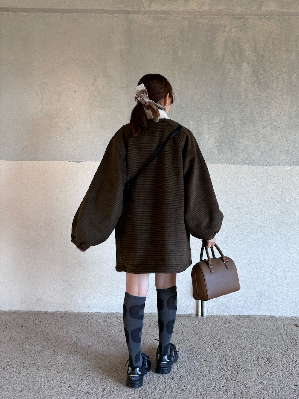 「ニット、レイヤードスタイル、秋服、セットアップ、ニットコーデ、低身長、低身長女子、低身長コーデ、ジャケット、ショートパンツ、秋冬コーデ、カジュアル、カジュアルコーデ、お出かけコーデ、スニーカーコーデ」｜「lawgyのloose shirt knit set up / ルースシャツニットセットアップ（セットアップ、ホワイト系）」を使った、ayame🐰低身長女子コーデ♡さん（骨格ウェーブ・レディース・152cm）の秋コーディネートの3枚目の写真