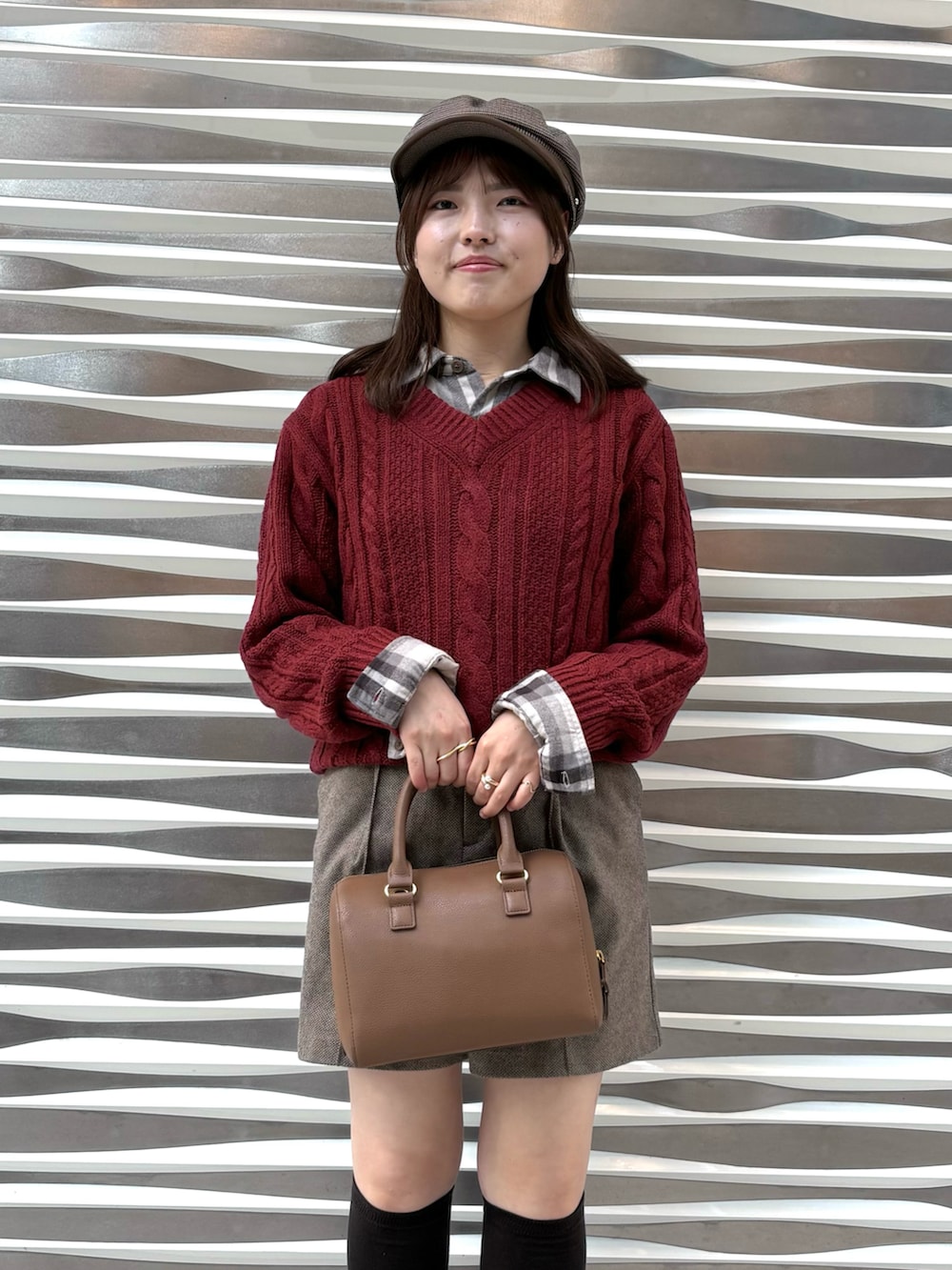 ブラウン系のバッグ、レッド系のニット/セーター、ブラウン系のシャツ/ブラウスを着用したレディースの秋コーディネートの3枚目の写真