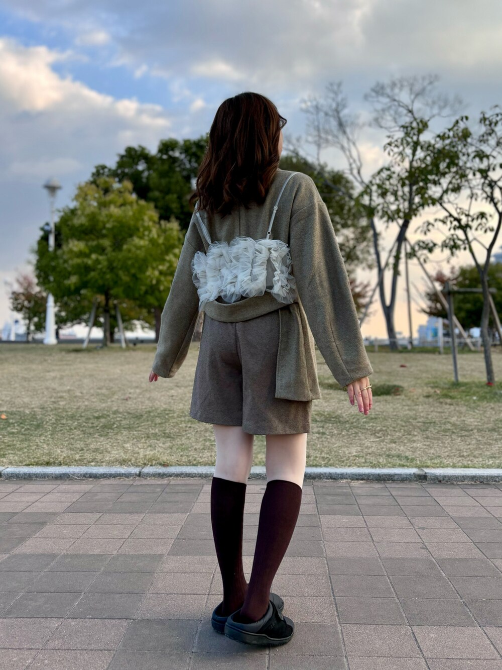 「冬アウター、大人かわいい、秋冬コーデ、チュールビスチェ、レイヤードスタイル、SUBU、LOWRYS FARM、ユニクロ、低身長コーデ、低身長女子、骨格ウェーブ、淡色コーデ、カジュアルコーデ、ショートパンツ、お出かけコーデ」｜「LOWRYS FARMの２ＷＡＹフリルチュールビスチェ　 143398（キャミソール、ホワイト系）」を使った、ayame🐰低身長女子コーデ♡さん（骨格ウェーブ・レディース・152cm）の秋コーディネートの3枚目の写真