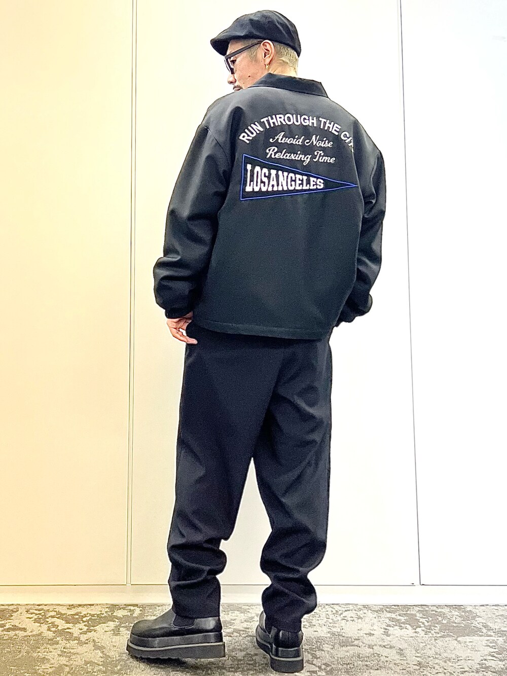 ブラック系のジャケット/アウターを着用したメンズの春コーディネートの2枚目の写真