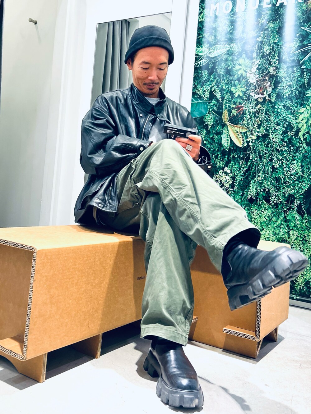 「CA4LAのアイテム（ニットキャップ/ビーニー、ブラック系）」を使った、阿部顕悟さん（メンズ・176cm）の秋コーディネートの2枚目の写真