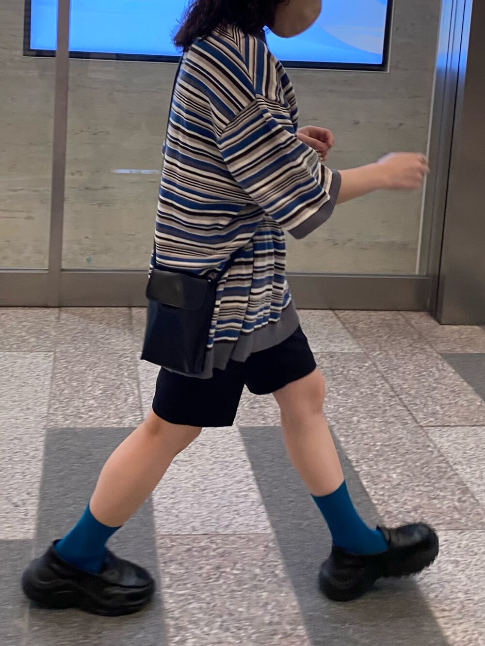 ブルー系のTシャツ/カットソー、ブラック系のその他パンツを着用したレディースの春コーディネートの2枚目の写真