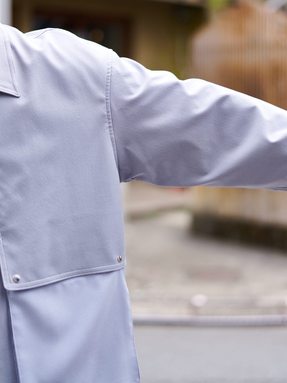 グレー系のシャツ/ブラウス、グレー系のTシャツ/カットソーを着用したメンズの春コーディネートの3枚目の写真