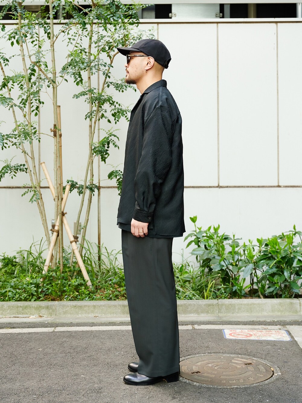 ブラック系のシャツ/ブラウスを着用したメンズの春コーディネートの2枚目の写真