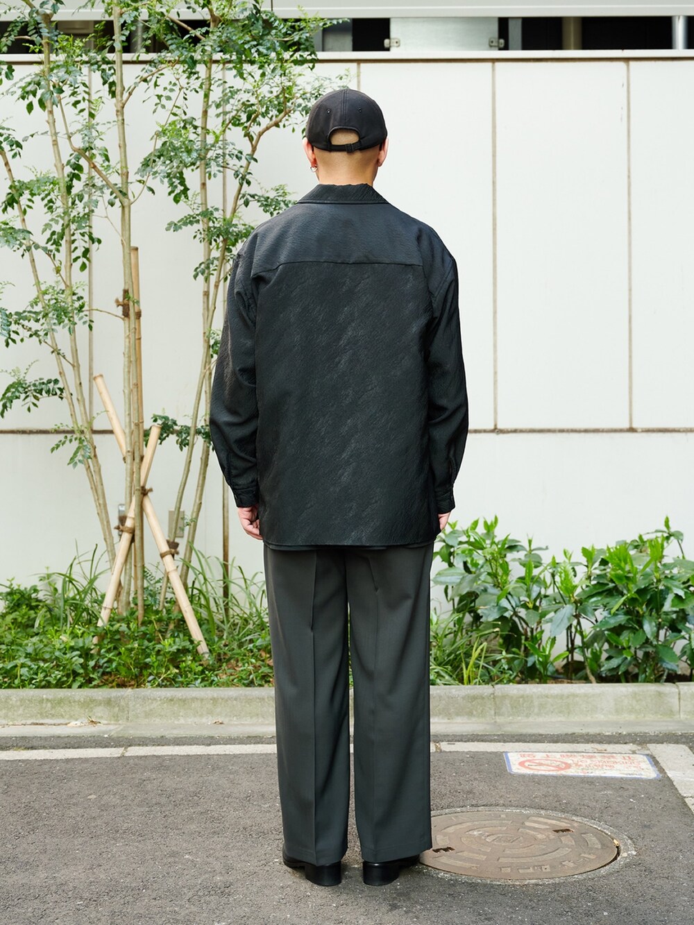 ブラック系のシャツ/ブラウスを着用したメンズの春コーディネートの3枚目の写真