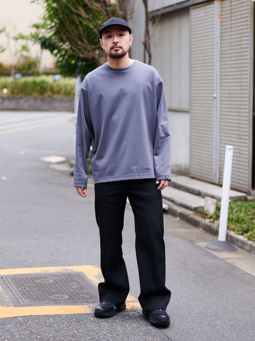 グレー系のTシャツ/カットソー、ブラウン系のセットアップ、ブラウン系のその他パンツを着用したメンズの春コーディネートの4枚目の写真