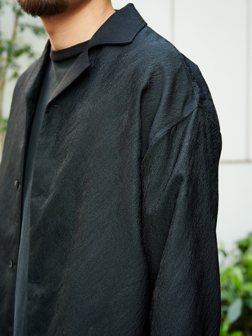 ブラック系のシャツ/ブラウスを着用したメンズの春コーディネートの5枚目の写真