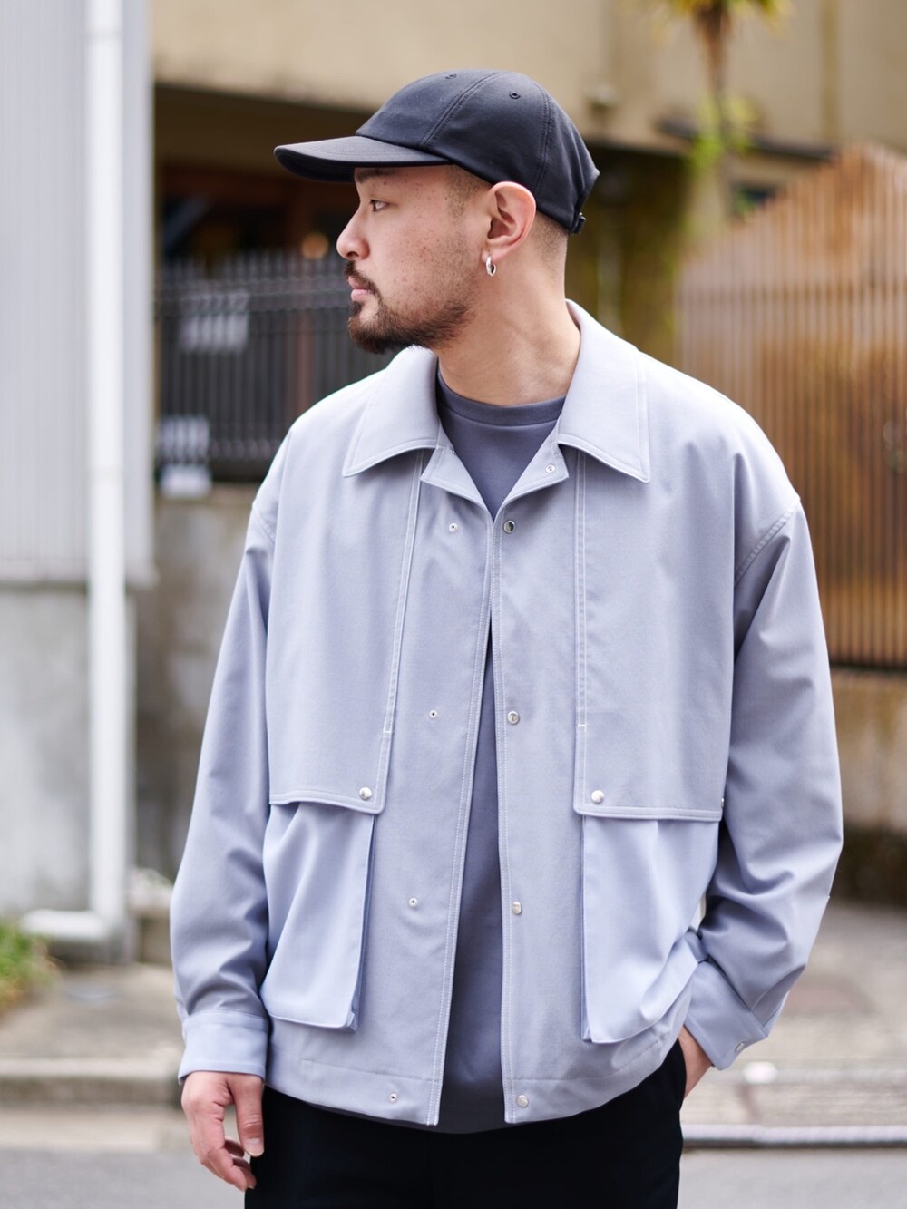 グレー系のシャツ/ブラウス、グレー系のTシャツ/カットソーを着用したメンズの春コーディネートの2枚目の写真