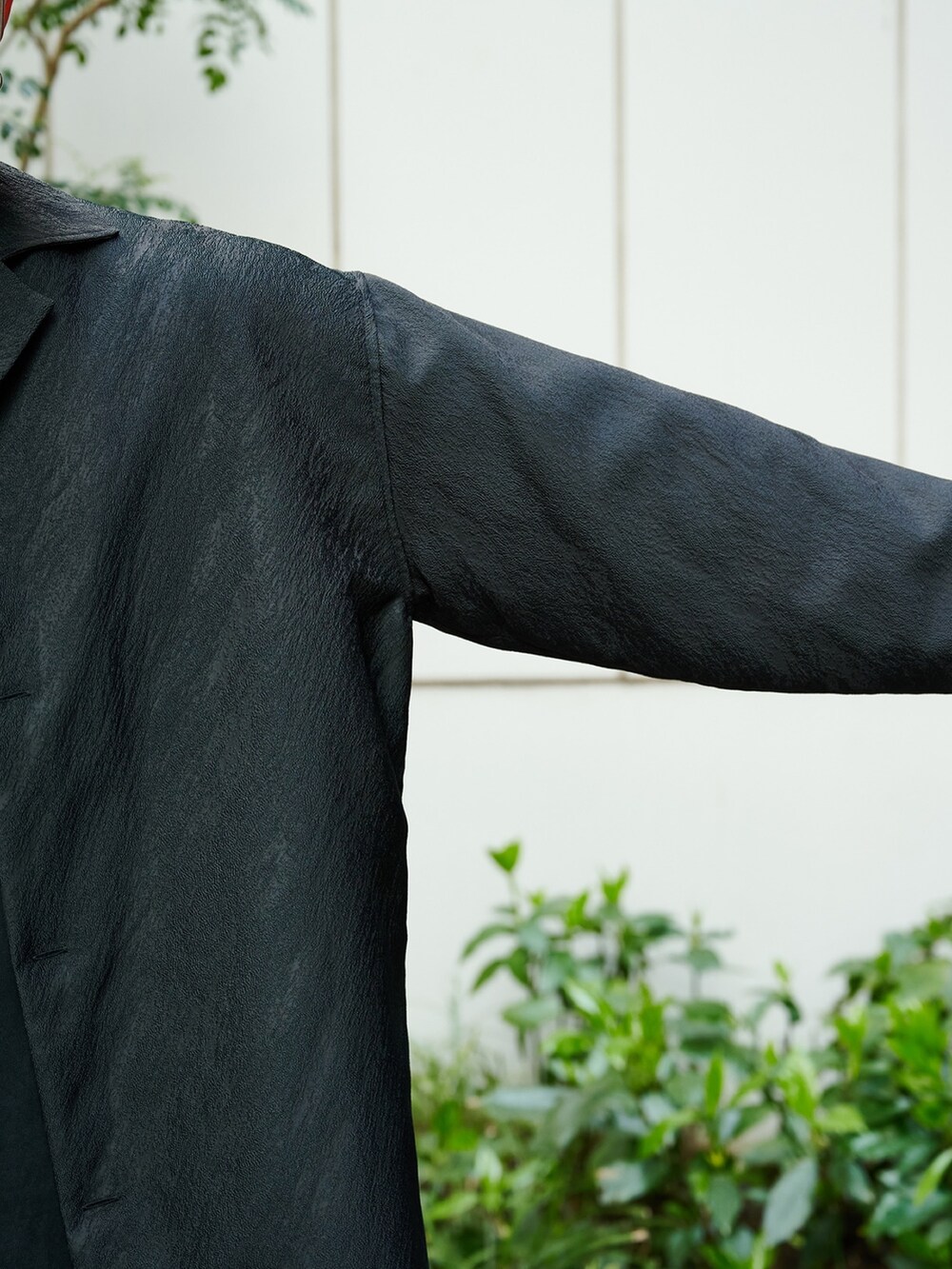 ブラック系のシャツ/ブラウスを着用したメンズの春コーディネートの4枚目の写真