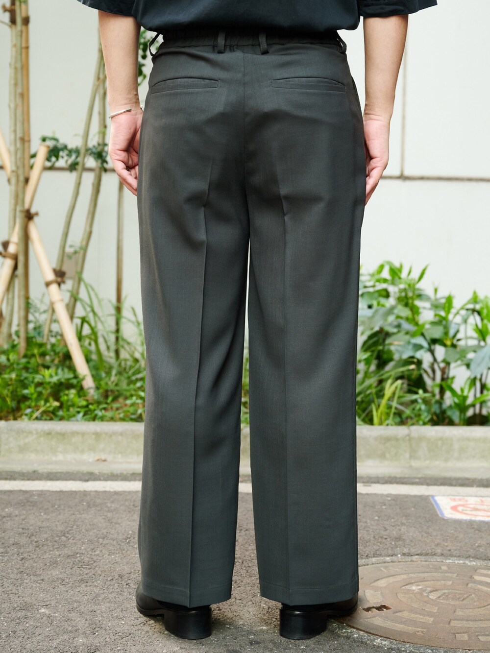 ブラック系のシャツ/ブラウスを着用したメンズの春コーディネートの8枚目の写真