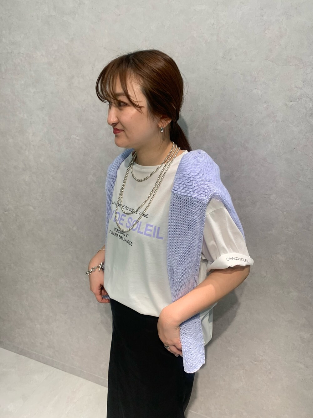 「夏コーデ、カジュアルコーデ、サマーニット、リネン、夏だ！Tシャツ着よう！、おでかけコーデ、サンダル」｜「Rouge vif AnnaのターンバックロゴT（Tシャツ/カットソー、ホワイト系）」を使った、MIHIROさん（レディース・153cm）の夏コーディネートの2枚目の写真