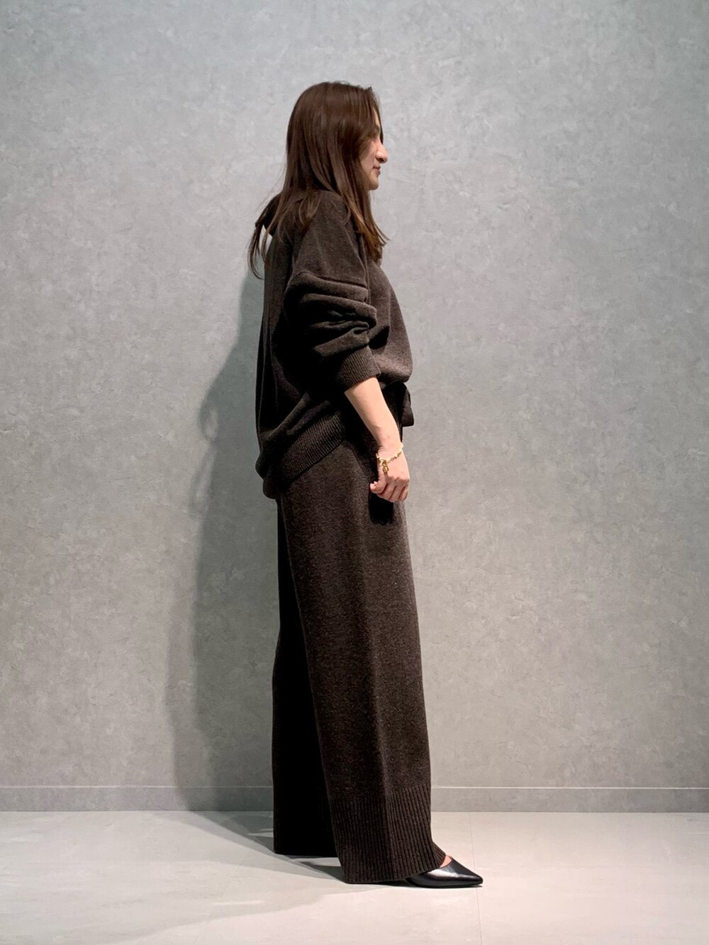 「ニットセットアップ、ニット、ニットパンツ、秋コーデ、大人可愛い、低身長コーデ、カジュアルスタイル、ラフコーデ、チェーンバッグ」｜「Rouge vifの【セットアップ対応】襟付きニットゆるプルオーバー（ニット/セーター、ブラウン系）」を使った、MIHIROさん（レディース・153cm）の秋コーディネートの2枚目の写真