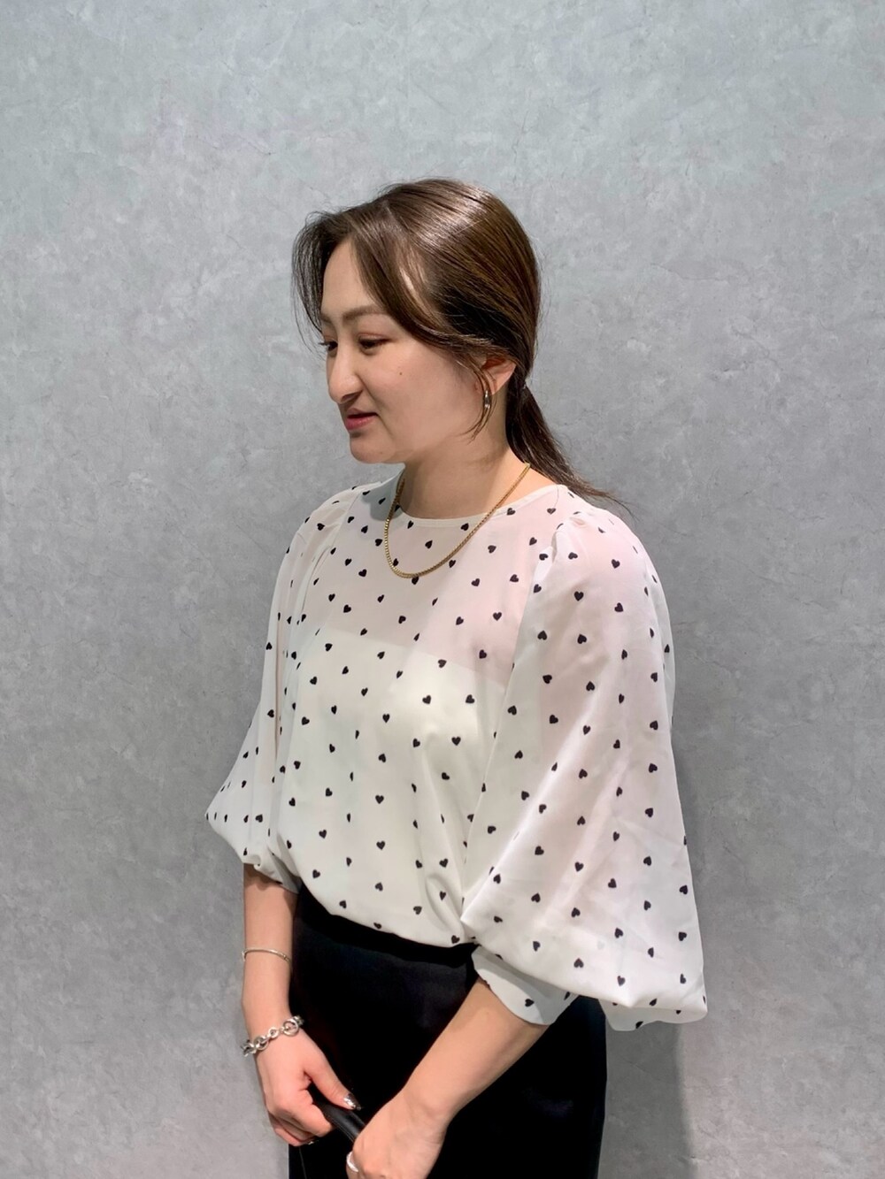 「モノトーンコーデ、低身長、シア―ブラウス、パフスリーブ、タイトスカート、ハート、ルージュ･ヴィフ ラクレ(Rouge vif la cle)」｜MIHIROさん（レディース・153cm）の夏コーディネートの2枚目の写真