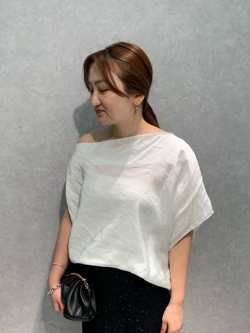 「大人コーデ、オトナカジュアル、大人かわいい、スニーカーコーデ、低身長女子、シアースカート、夏コーデ、アシンメトリー」｜「Rouge vifのアシメトリースリーブブラウス（シャツ/ブラウス、ホワイト系）」を使った、MIHIROさん（レディース・153cm）の夏コーディネートの2枚目の写真