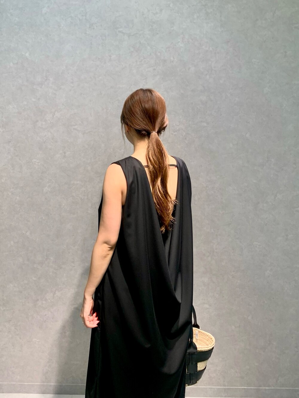 「サンダル、大人女子、ノースリーブ、ブラックコーデ、ワンピース、ドレープ　、ロングワンピース」｜「Rouge vifのバックシャンドレープワンピース（ワンピース、ブラック系）」を使った、MIHIROさん（レディース・153cm）の夏コーディネートの2枚目の写真