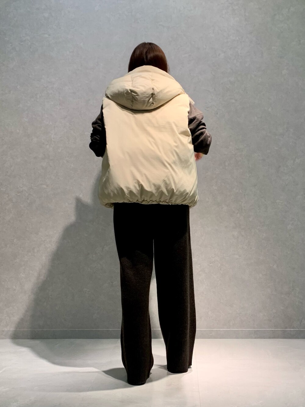 「セットアップコーデ、ニット、休日スタイル、秋服、オトナカワイイ、リラックススタイル、ニットパンツ、低身長、秋コーデ」｜「Rouge vifの2WAYフードダウンベスト（ダウンベスト、ベージュ系）」を使った、MIHIROさん（レディース・153cm）の秋コーディネートの2枚目の写真