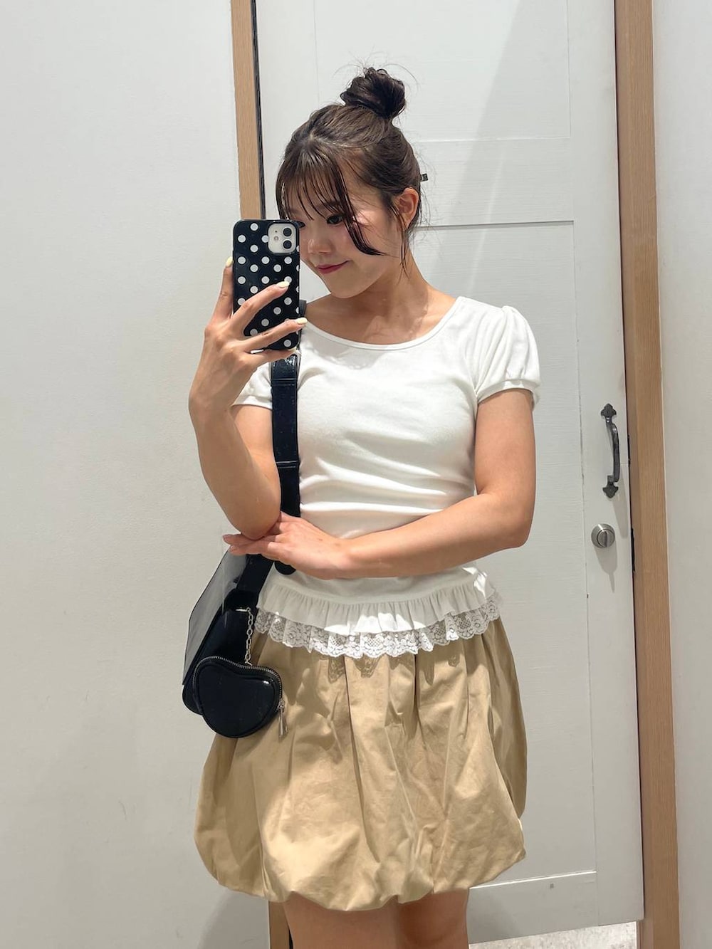 「カジュアル、差し色コーデ、着痩せ・細見え、きれいめ、Heather」｜「Heatherのチャーム付きショルダーBAG　499162（ショルダーバッグ、ブラック系）」を使った、mioさん（レディース・157cm）の夏コーディネートの2枚目の写真