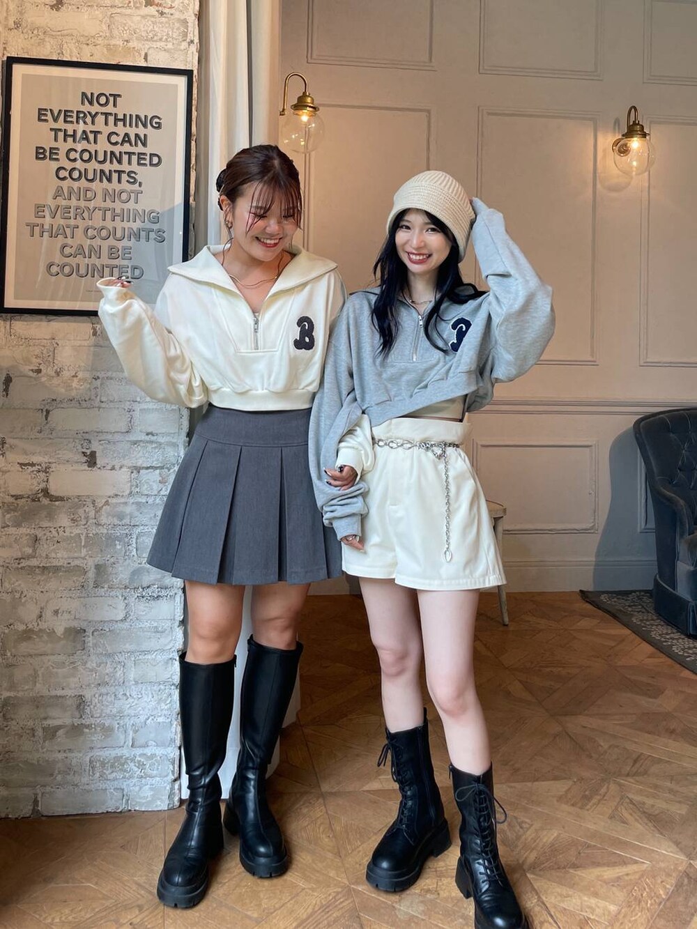 ブラック系のブーツ、ブラック系のブーツ、グレー系のスカートを着用したレディースの秋コーディネートの2枚目の写真