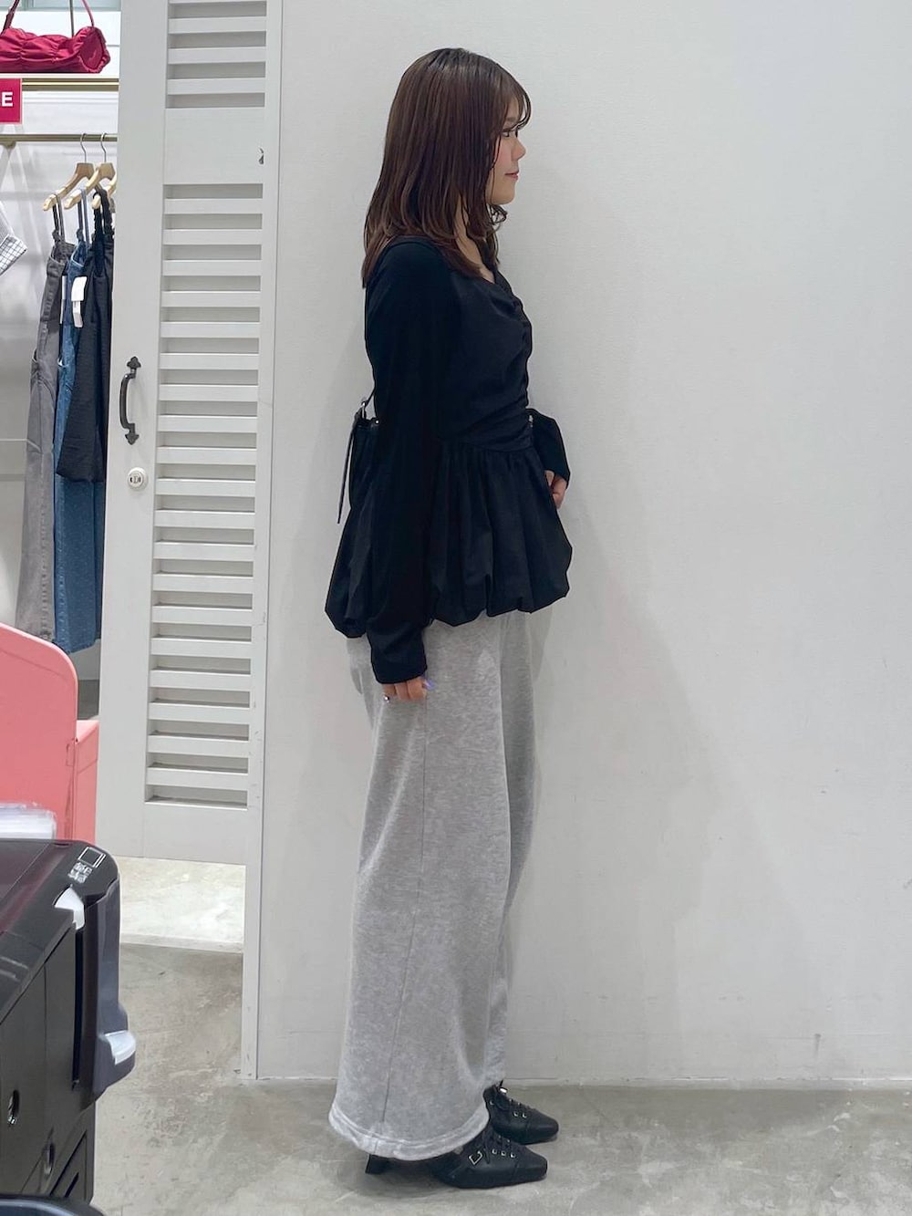 「カジュアル、差し色コーデ、着痩せ・細見え、きれいめ、Heather」｜「Heatherの2WAYワイドスウェットパンツ　452795（スウェットパンツ、グレー系）」を使った、mioさん（レディース・157cm）の夏コーディネートの2枚目の写真
