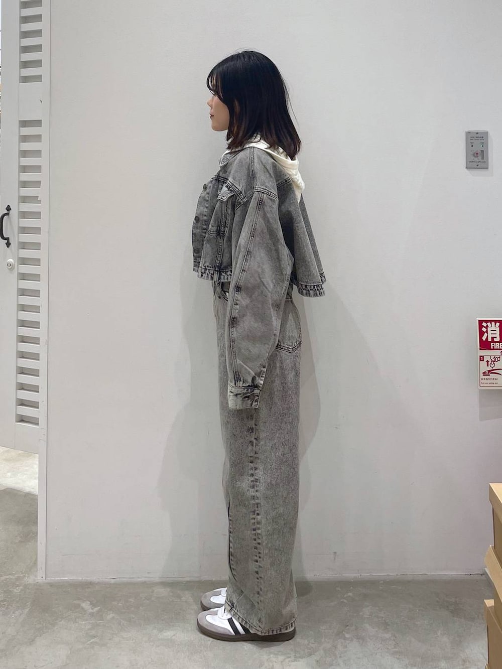 グレー系のデニムジャケット、グレー系のデニムパンツ、ホワイト系のニット/セーターを着用したレディースの冬コーディネートの4枚目の写真