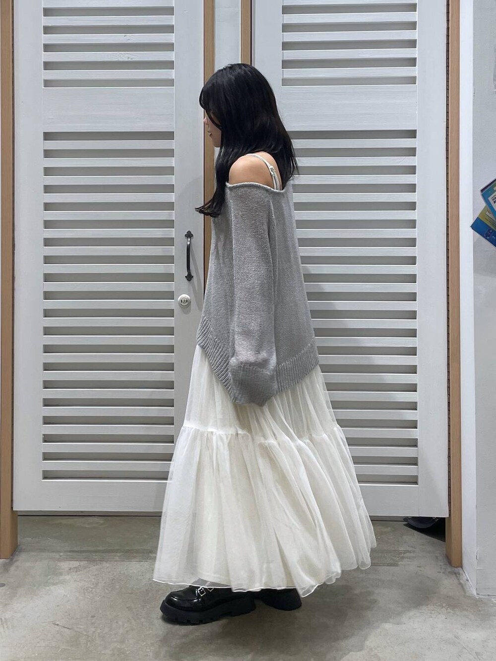 ホワイト系のワンピース、ブラック系のローファー、ブラック系のショルダーバッグを着用したレディースの春コーディネートの6枚目の写真