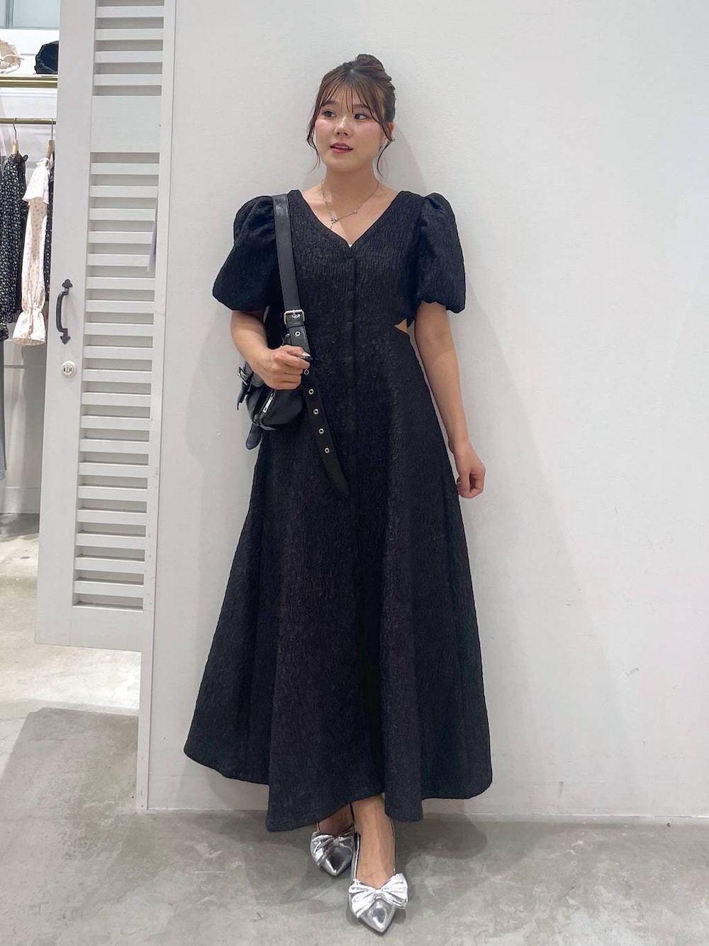 シルバー系のサンダル、ホワイト系のキャミソール、ブラック系のショルダーバッグを着用したレディースの夏コーディネートの5枚目の写真