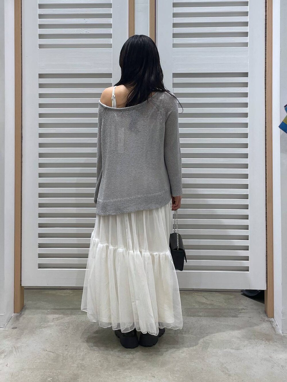 ホワイト系のワンピース、ブラック系のローファー、ブラック系のショルダーバッグを着用したレディースの春コーディネートの4枚目の写真