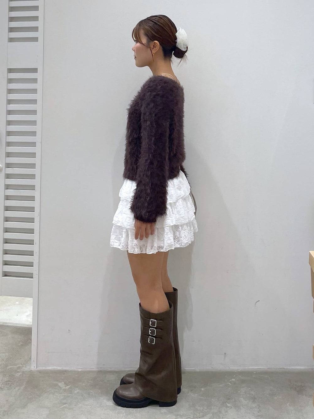 ブラウン系のブーツ、ホワイト系のスカート、ブラウン系のニット/セーターを着用したレディースの秋コーディネートの4枚目の写真