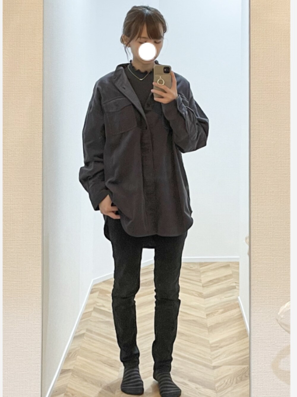 ゴールド系のネックレスを着用したレディースの冬コーディネートの2枚目の写真