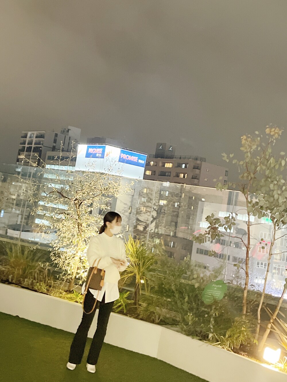 ブラック系のパンツを着用したレディースの冬コーディネートの2枚目の写真