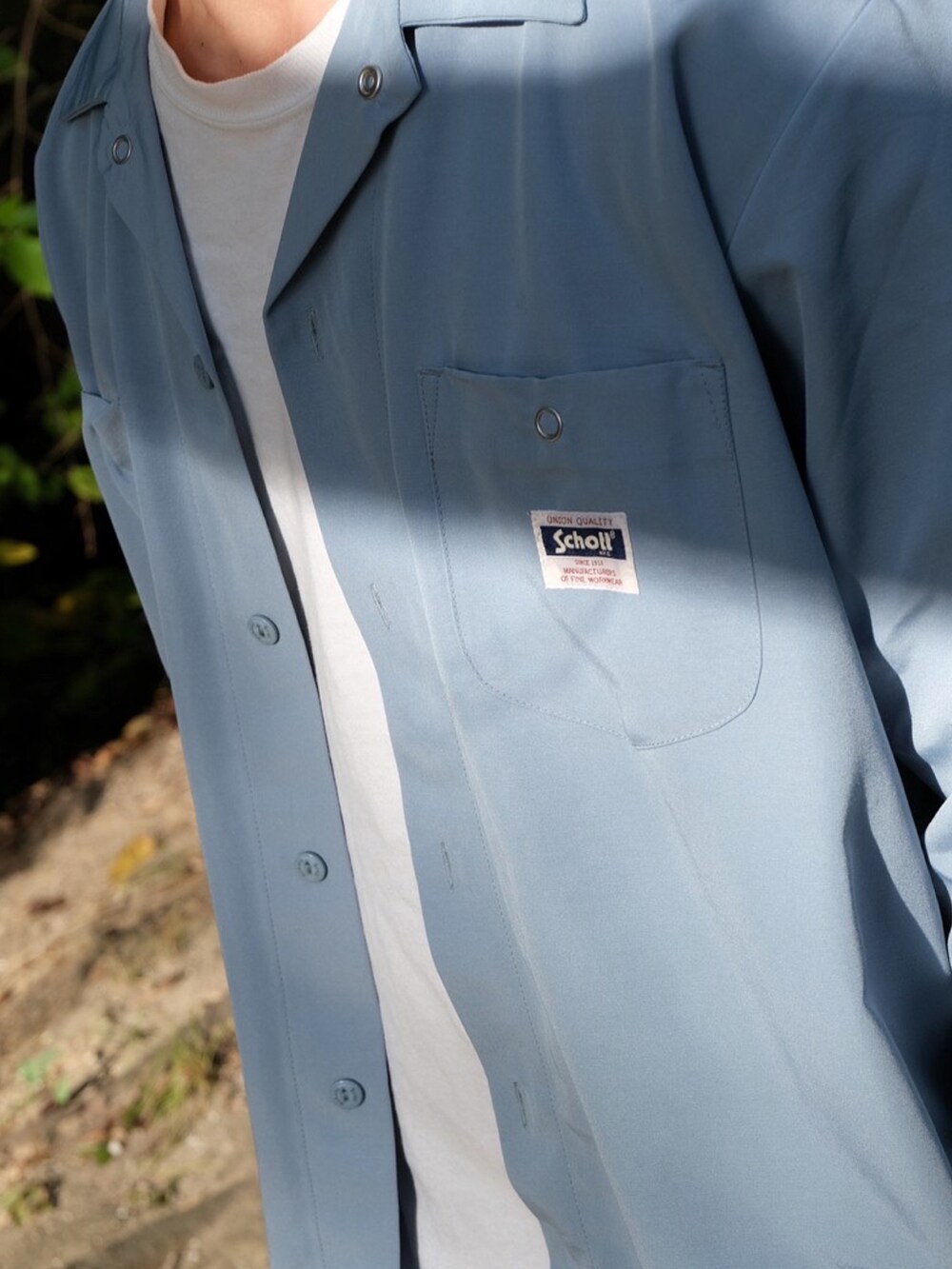 ブルー系のシャツ/ブラウス、ブルー系のデニムパンツ、グリーン系のスニーカーを着用したメンズの秋コーディネートの2枚目の写真