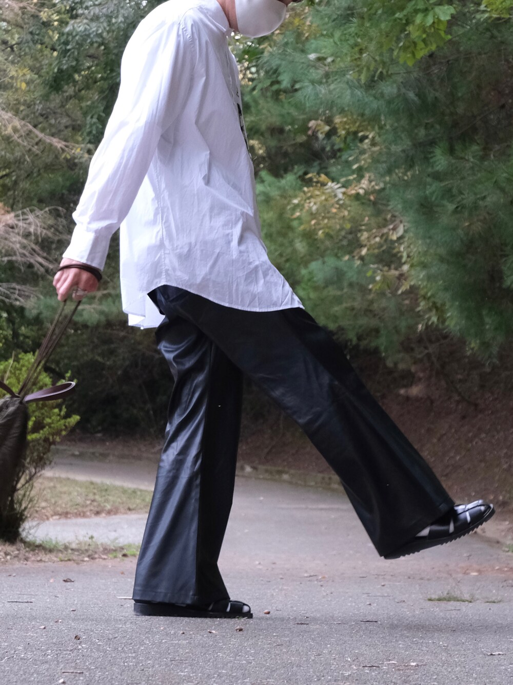 ホワイト系のシャツ/ブラウス、ブラック系のその他パンツ、ブラック系のサンダルを着用したメンズの秋コーディネートの2枚目の写真