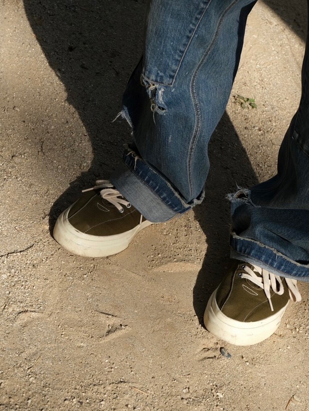 ブルー系のシャツ/ブラウス、ブルー系のデニムパンツ、グリーン系のスニーカーを着用したメンズの秋コーディネートの3枚目の写真