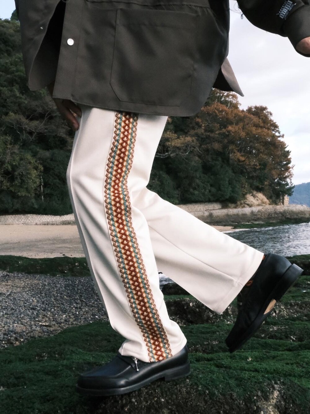 グリーン系のシャツ/ブラウス、ホワイト系のその他パンツ、ブラック系のローファーを着用したメンズの冬コーディネートの3枚目の写真