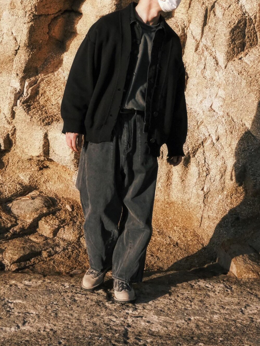 グレー系のTシャツ/カットソー、ブラック系のデニムジャケット、グレー系のブーツを着用したメンズの冬コーディネートの2枚目の写真