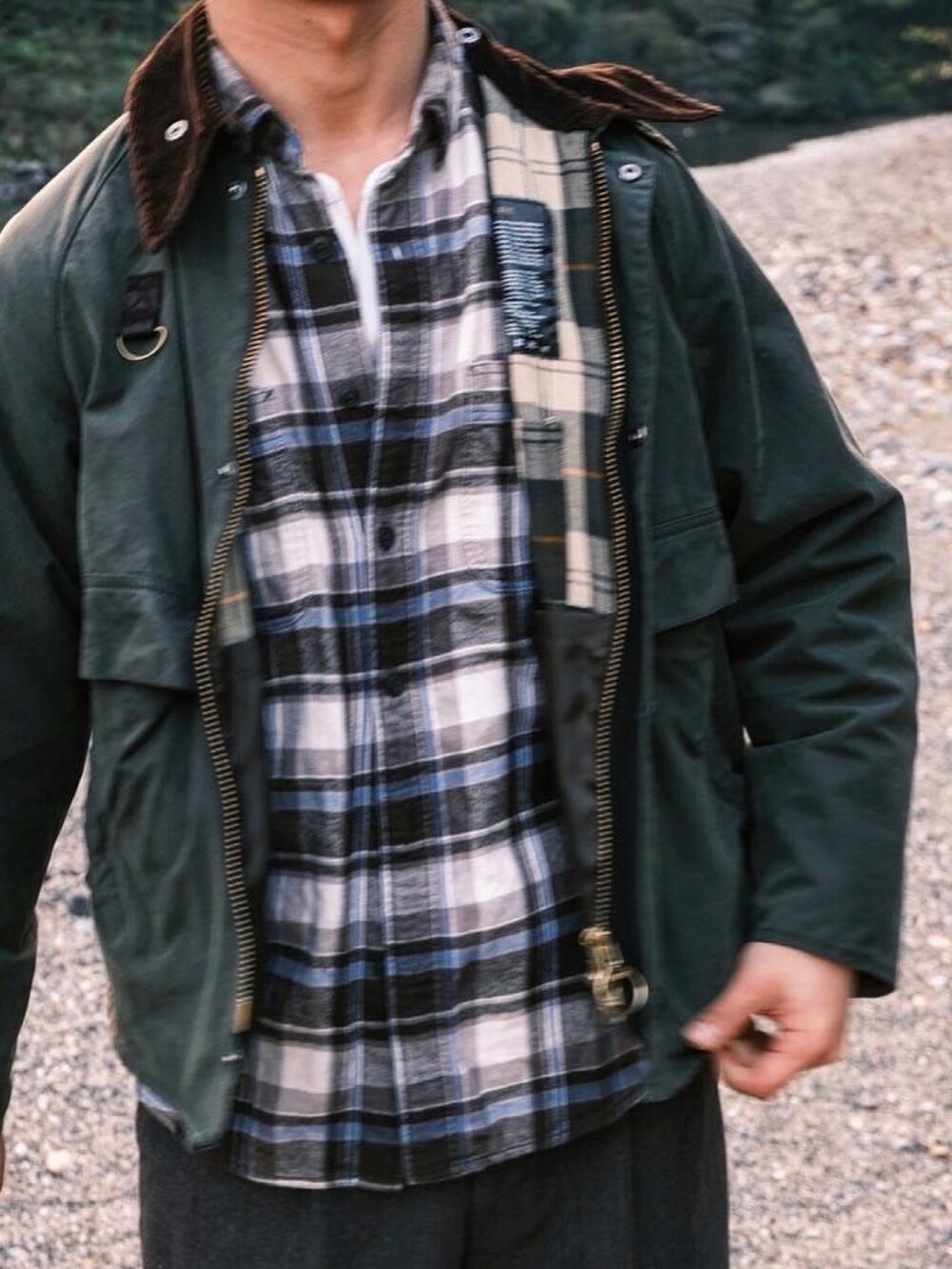 ブラウン系のスラックス、グリーン系のスニーカー、グリーン系のミリタリージャケットを着用したメンズの秋コーディネートの3枚目の写真