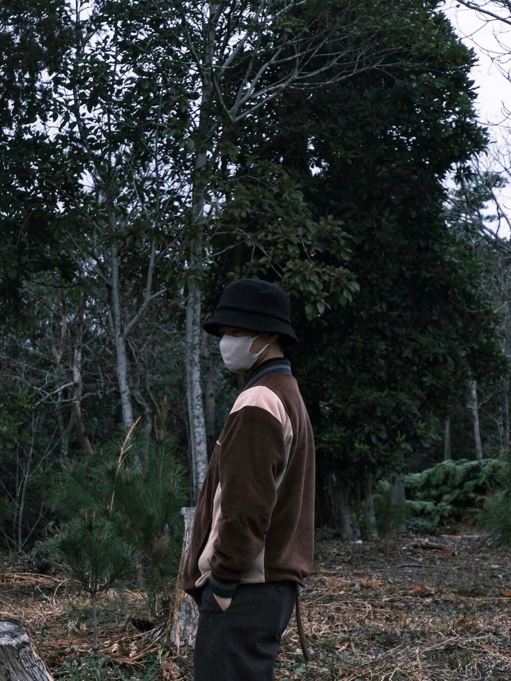 ブラウン系のトップス、ブラウン系のスラックス、ブラック系のローファーを着用したメンズの冬コーディネートの2枚目の写真