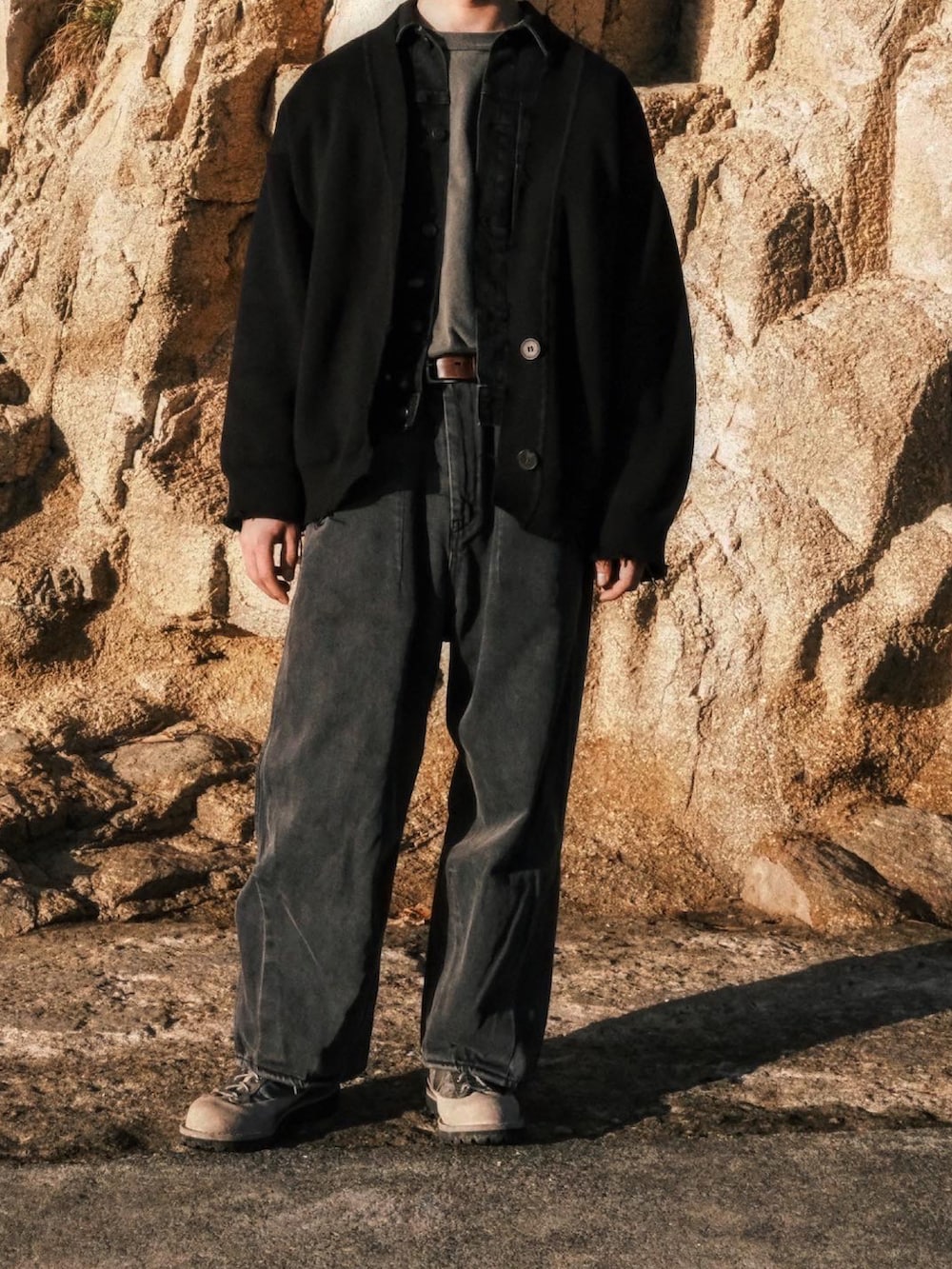 グレー系のTシャツ/カットソー、ブラック系のデニムジャケット、グレー系のブーツを着用したメンズの冬コーディネートの3枚目の写真