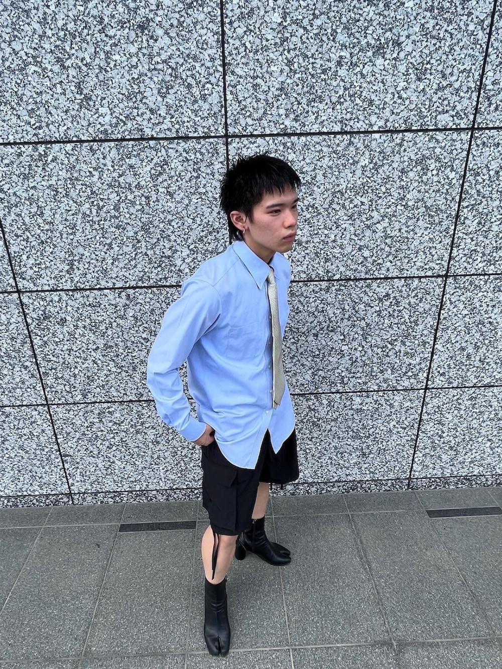 ブラック系のテーラードジャケット、ブラック系のカーゴパンツ、ブルー系のニットキャップ/ビーニーを着用したメンズの夏コーディネートの2枚目の写真