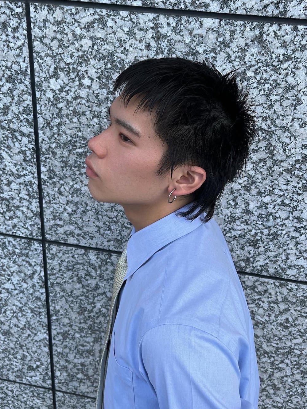 ブラック系のテーラードジャケット、ブラック系のカーゴパンツ、ブルー系のニットキャップ/ビーニーを着用したメンズの夏コーディネートの3枚目の写真