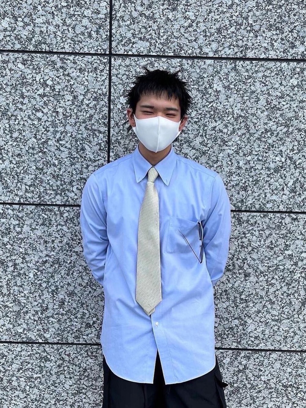 ブラック系のテーラードジャケット、ブラック系のカーゴパンツ、ブルー系のニットキャップ/ビーニーを着用したメンズの夏コーディネートの4枚目の写真