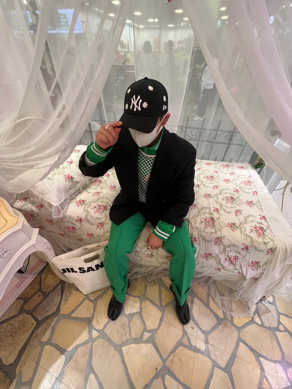 「メンズコーデ、オトナカジュアル、初夏コーデ、グリーン、テーラードジャケット、ジャケット、スラックス、ブーツ、足袋ブーツ、ニューエラ、JILSANDER」｜「MAISON SPECIALの《ユニセックスアイテム》マルチファブリック1タックイージーカラーワイドパンツ 【MAISON SPECIAL/メゾンスペシャル】（スラックス、グリーン系）」を使った、ともさん（メンズ・173cm）の夏コーディネートの2枚目の写真