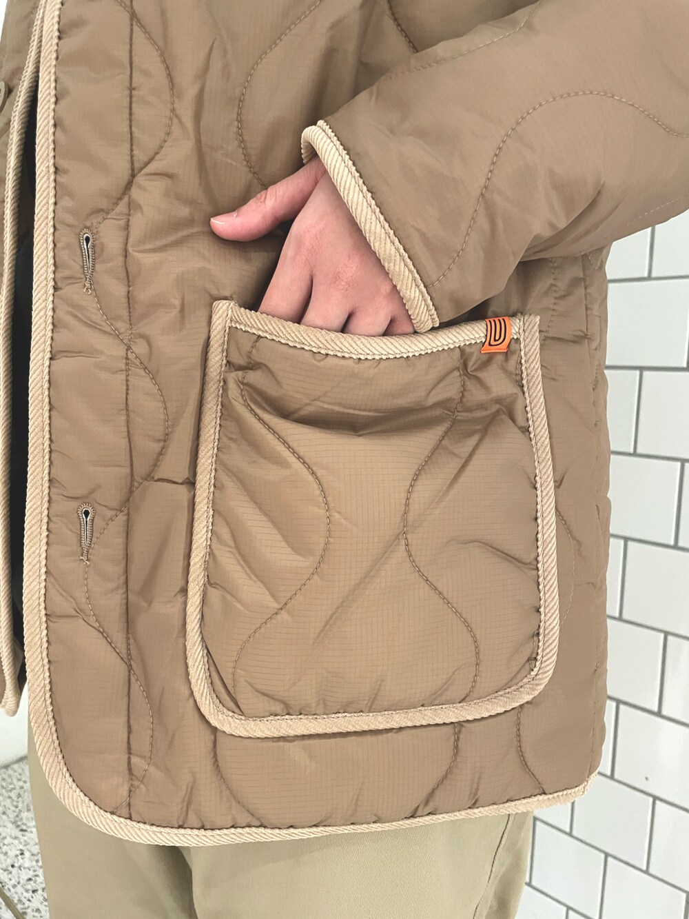 「universaloverall、3/2works、allstar、WORKWEAR」｜「UNIVERSAL OVERALLのアイテム（チェスターコート、ベージュ系）」を使った、imchickenriceさん（レディース・173cm）の冬コーディネートの3枚目の写真
