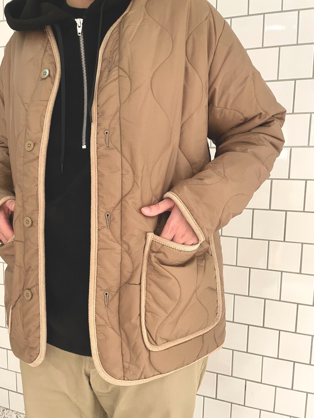 「universaloverall、3/2works、allstar、WORKWEAR」｜「UNIVERSAL OVERALLのアイテム（チェスターコート、ベージュ系）」を使った、imchickenriceさん（レディース・173cm）の冬コーディネートの2枚目の写真