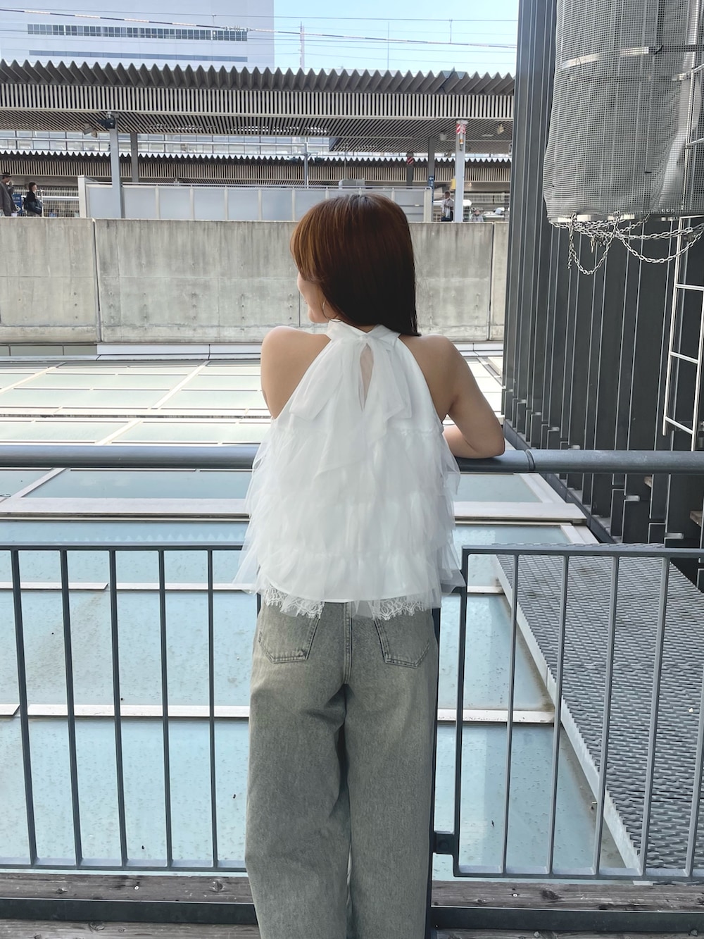 ホワイト系のシャツ/ブラウス、ホワイト系のキャミソール、ホワイト系のボストンバッグを着用したレディースの春コーディネートの3枚目の写真
