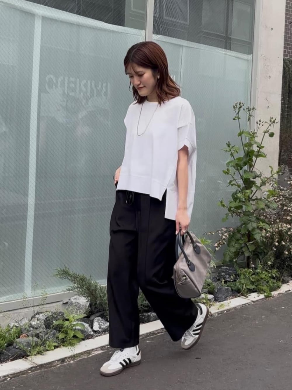 ブラック系のその他パンツ、ホワイト系のTシャツ/カットソー、シルバー系のリングを着用したレディースの春コーディネートの2枚目の写真