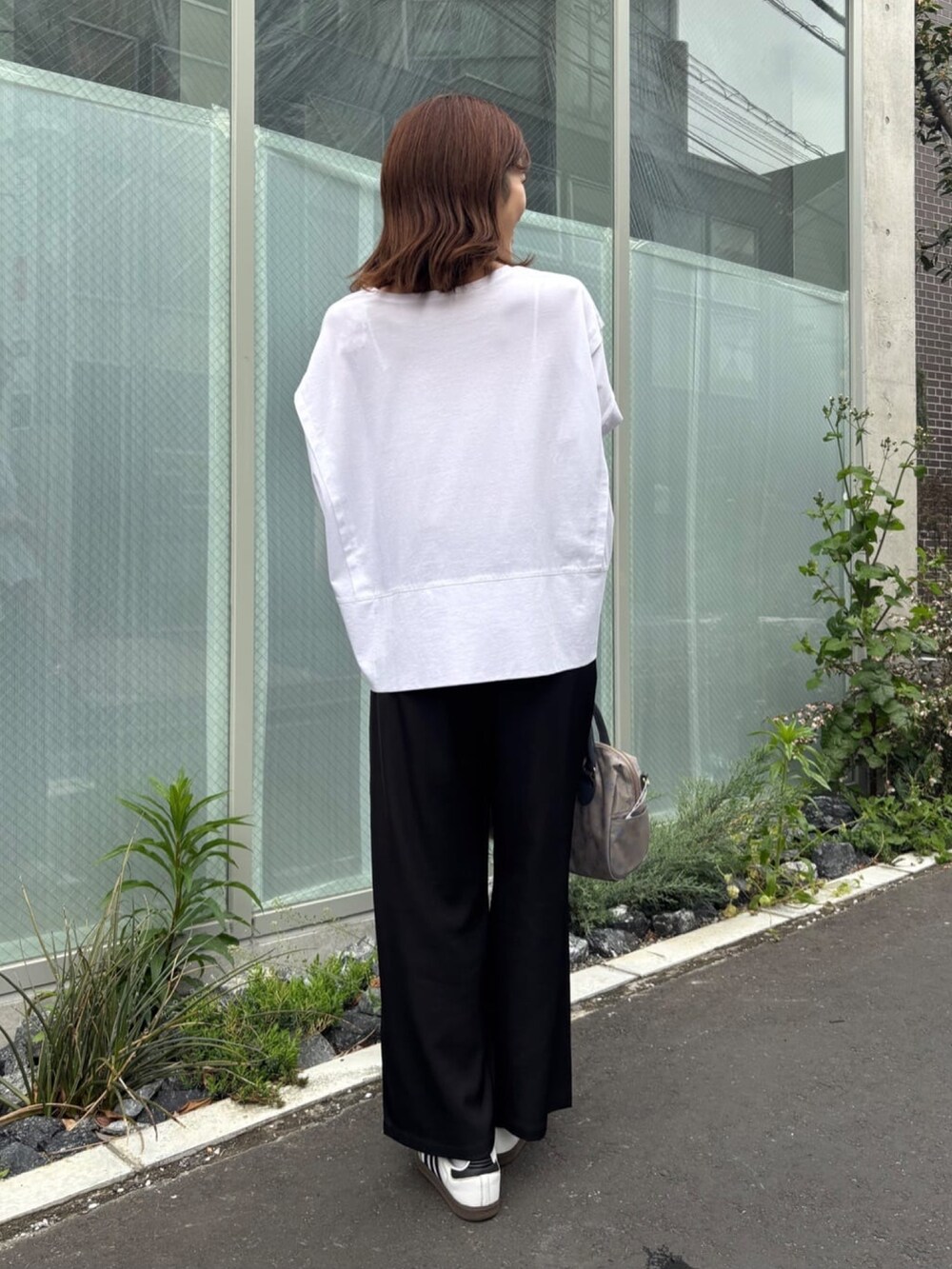 ブラック系のその他パンツ、ホワイト系のTシャツ/カットソー、シルバー系のリングを着用したレディースの春コーディネートの3枚目の写真