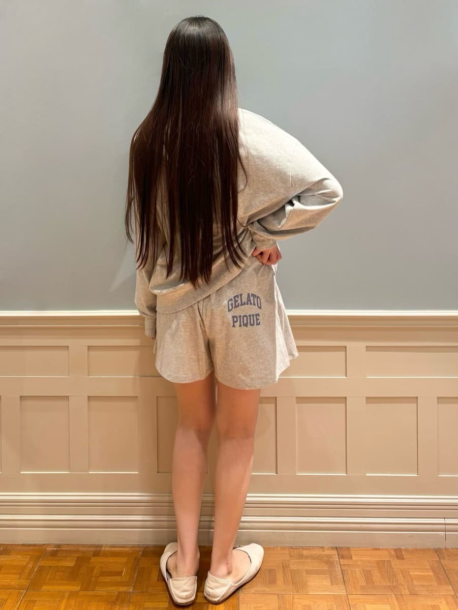 グレー系のルームウェア/パジャマ、グレー系のルームウェア/パジャマを着用したレディースの秋コーディネートの5枚目の写真